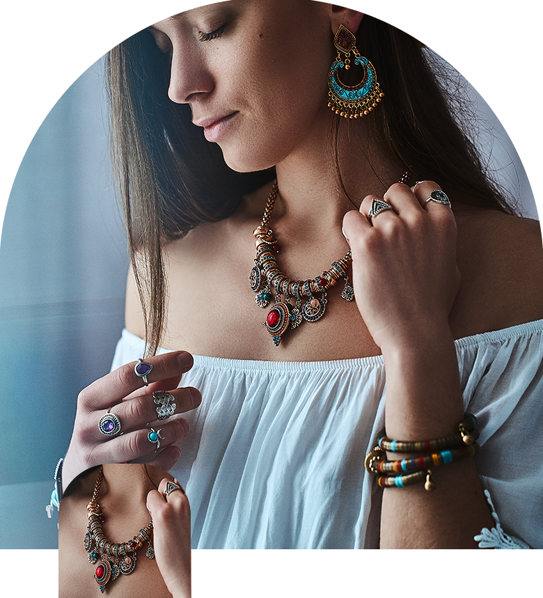 Gümüş takılar ve şapka takan bir kadın.